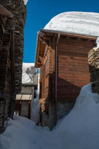 福尔马扎佐瓦吉尔住宿加早餐旅馆的雪上雪的小木屋