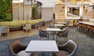 芝加哥Hilton Grand Vacations Club Chicago Magnificent Mile的一间带桌椅的餐厅