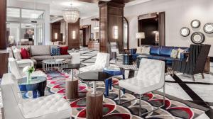 芝加哥芝加哥麦考密克广场希尔顿欣庭套房酒店 的大堂配有沙发、椅子和桌子
