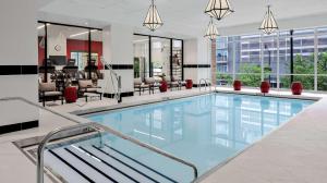 芝加哥芝加哥麦考密克广场汉普顿酒店的大楼内带桌椅的大型游泳池