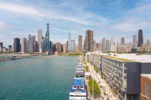 芝加哥Sable At Navy Pier Chicago, Curio Collection By Hilton的水面上乘船的城市景观
