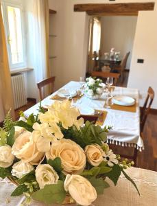 佩鲁贾Royal Domus Perugia - via Mazzini的一张桌子上放着一束白色玫瑰花