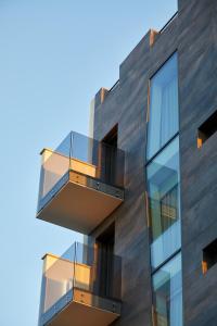莱切Glass House - Smart Rooms & Parking的旁边带阳台的建筑