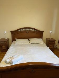 GarniGuest House SAMAN的一张带两条毛巾的床,带两个床头柜