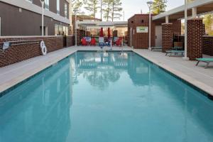 查尔斯顿Home2 Suites By Hilton North Charleston University Blvd的大楼内的一个蓝色海水游泳池