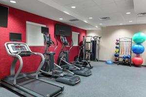 查尔斯顿Home2 Suites By Hilton North Charleston University Blvd的健身房设有有氧器材和红色墙壁