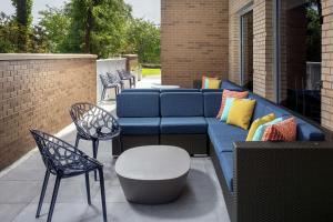 查尔斯顿Tru By Hilton Mt Pleasant Charleston的天井上的蓝色沙发和椅子