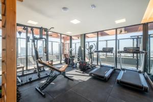 阿雷格里港LIV - Apartamento 1011的健身房设有跑步机和椭圆机