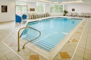 索伦克利夫兰索伦希尔顿惠庭套房酒店的在酒店房间的一个大型游泳池