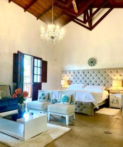 皮塔利托Hotel Colonial Andino - Parque principal de Pitalito的一间带一张床和吊灯的大卧室