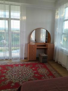 LyubintsyВілла Сади Єви的客房设有镜子、梳妆台和窗户。