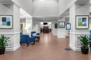 康科德康科德夏洛特汉普顿套房酒店的医院的走廊,带桌椅