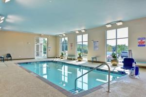 夏洛特Home2 Suites By Hilton Charlotte Piper Glen的在酒店房间的一个大型游泳池