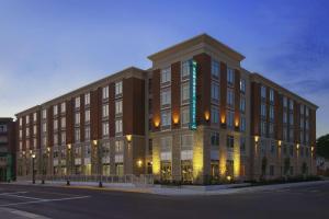 哥伦布Homewood Suites by Hilton Columbus OSU, OH的城市街道上的一个大型砖砌建筑