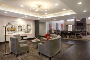 哥伦布Homewood Suites by Hilton Columbus OSU, OH的一间带椅子的客厅和一间餐厅