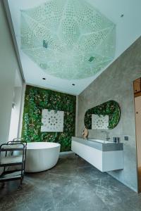 维尔纽斯Royal Marbles的带浴缸和盥洗盆的浴室
