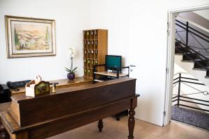 伊塞奥阿利安娜酒店的客厅里的钢琴,有楼梯