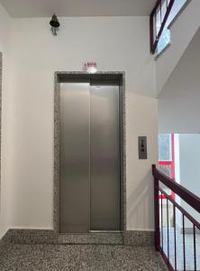 萨萨里Sassari Apartments - Maestrale的墙上有镜子的建筑物内的电梯