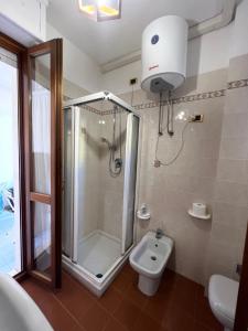 萨萨里Sassari Apartments - Maestrale的带淋浴和卫生间的浴室