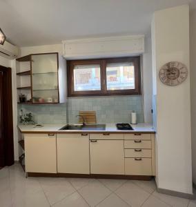 萨萨里Sassari Apartments - Maestrale的一个带水槽和窗户的小厨房