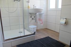 Ponto ValentinoCò d'Franz - PT的一间带玻璃淋浴和水槽的浴室