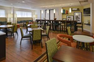 卡本代尔卡本代尔汉普顿酒店的一间带桌椅的用餐室和一间自助餐厅