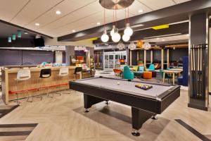 奥本Tru by Hilton Auburn的台球室、台球桌和酒吧