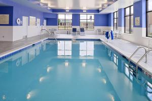 梅森俄亥俄州辛辛那提-梅森汉普顿酒店的大楼内的一个蓝色海水游泳池