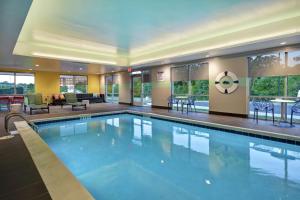 弗洛伦斯Tru By Hilton Cincinnati Airport South Florence的在酒店房间的一个大型游泳池