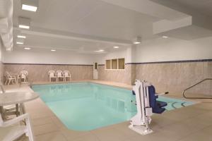 梅森辛辛那提国王岛汉普顿酒店的在酒店房间的一个大型游泳池