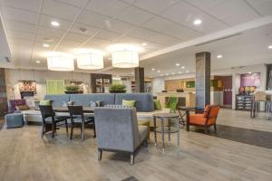 欧文希尔顿Irving/DFW机场北欣庭套房酒店的医院的大厅,配有桌椅