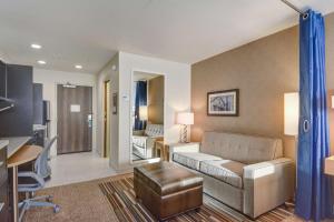 欧文希尔顿Irving/DFW机场北欣庭套房酒店的客厅配有沙发和桌子。