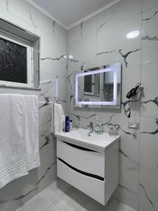 地拉那Guest house tirana的白色的浴室设有水槽和镜子