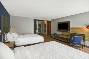 费尔伯恩Tru By Hilton Beavercreek Dayton的酒店客房设有两张床和电视。
