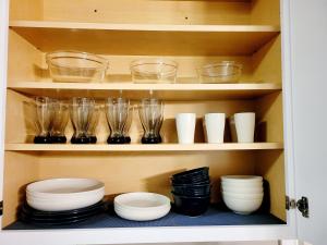利特尔顿White Mountain Barn的装满碗碟和玻璃杯的橱柜