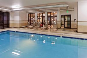 奥罗拉丹佛机场汉普顿套房酒店/盖特韦帕克的一个带椅子的大型游泳池