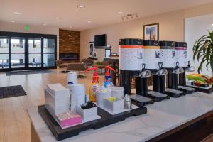 丹佛丹佛施佩尔大道汉普顿套房酒店的厨房柜台配有显示的咖啡设施