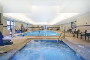奥罗拉丹佛国际机场希尔顿酒店的一座大型室内游泳池