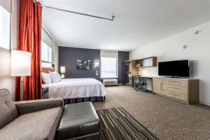 罗阿诺克Home2 Suites By Hilton Fort Worth Northlake的配有一张床和一张书桌的酒店客房