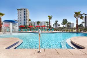德斯坦德斯坦希尔顿欣庭套房酒店 的一个带喷泉和棕榈树的游泳池