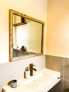 卢纳将军城Casa Talisay的一间带水槽和镜子的浴室