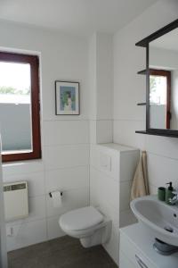 帕塞瓦尔克Wohnen im alten Standesamt的白色的浴室设有卫生间和水槽。