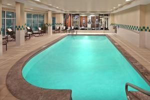 丹伯里丹波利希尔顿花园旅馆的酒店大堂的大型游泳池