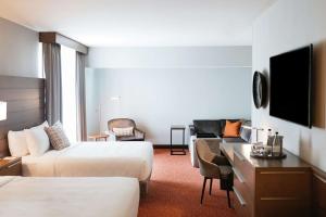 Urbandale厄本代尔司丽普酒店的酒店客房配有两张床和一张书桌