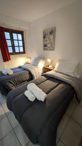 乌斯怀亚南极物语旅馆的两张睡床彼此相邻,位于一个房间里