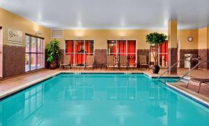 罗缪勒斯底特律/罗穆卢斯机场汉普顿酒店的蓝色的大游泳池,位于酒店客房内