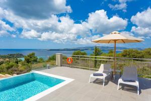 凯法利尼亚岛Villa Lassi Fos的庭院设有游泳池、遮阳伞和椅子