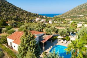 维勒克哈德哈Villa Dimitrios的享有带游泳池的别墅的空中景致