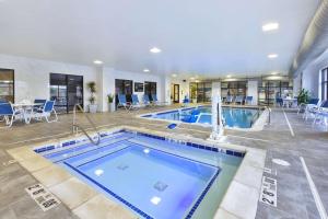 索斯盖特底特律/索斯盖特汉普顿酒店的大型建筑内的大型游泳池,设有游泳池