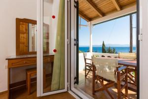 Porto OziasDolphin Villa 1的带桌子的厨房和海景用餐室